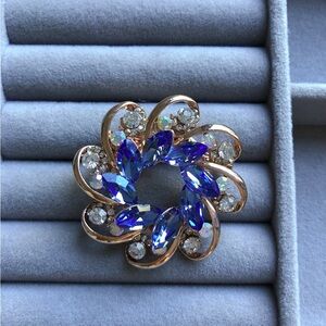 🌟🌟Elegant Blue and Gold Brooch